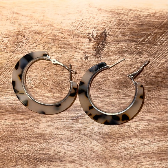 Tortoise Print 🐢 Lever Back Hoop Earrings NEW Light Weight Iconic Safari - Picture 4 of 9